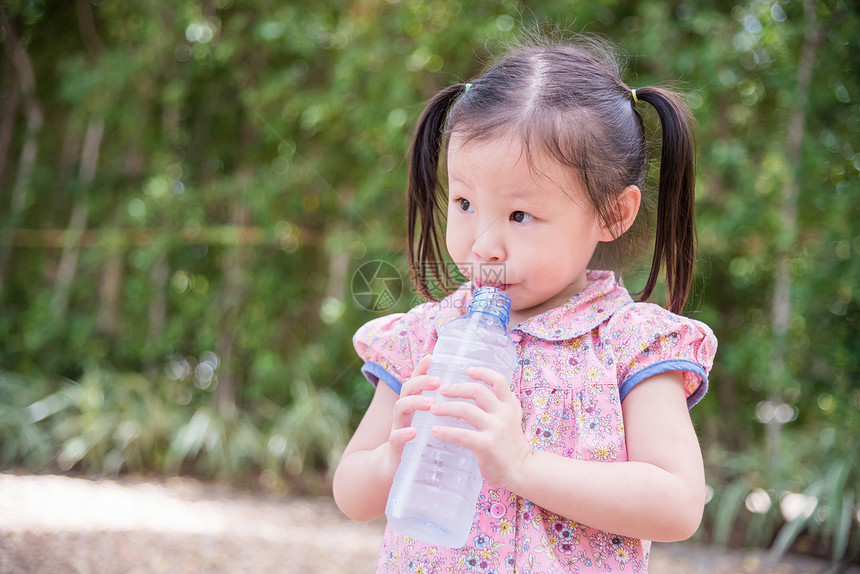 小亚洲女孩喝瓶装水图片