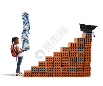 背着书包和书本的孩子爬砖头图片