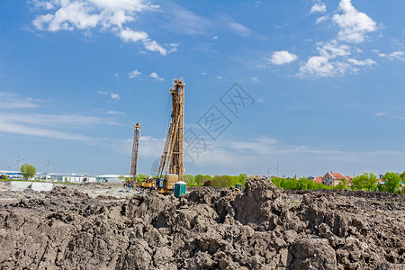 在建筑工地户外隐私处设置了可移动的现代公共街道厕所图片