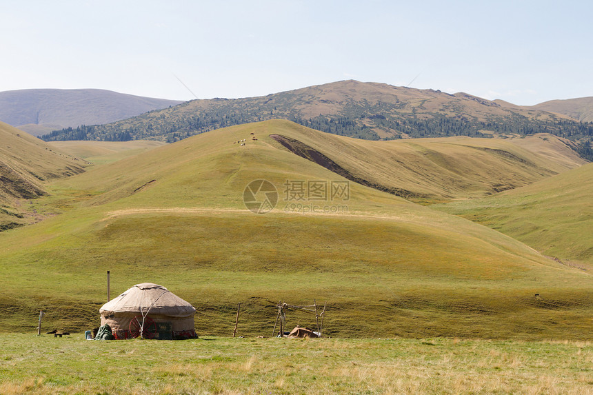 站在外伊犁阿拉套山的蒙古包