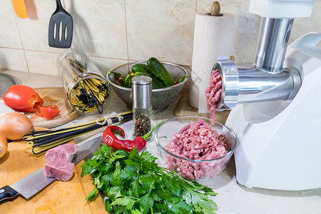 用于烹饪的新鲜食物新鲜蔬菜猪肉片猪肉馅研磨机在现代厨房图片