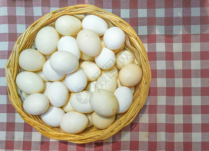 鸡蛋在篮子中的鸡蛋在一图片