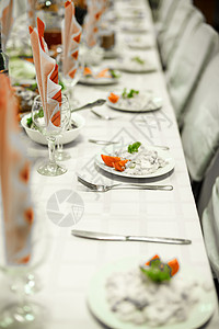 用于庆祝和菜肴的白色桌布的桌子图片