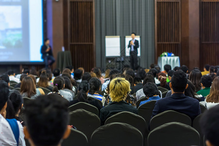 在大会堂或研讨会上与观众重见会场的舞台演讲人发言图片