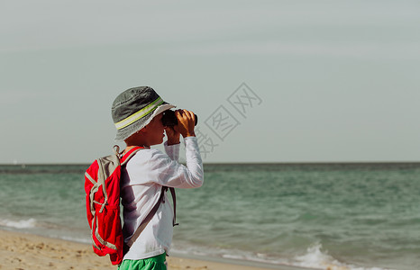 小男孩在海滩旅行家庭图片