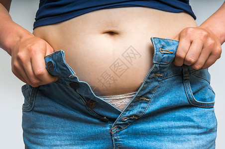 穿牛仔裤的超重女肥胖概念图片