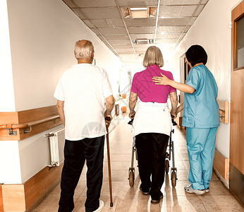 康复设施有两名年长的病人在护士的图片