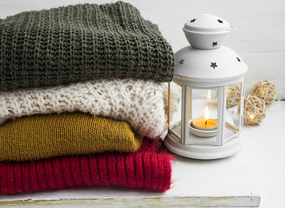 带有蜡烛的舒适冬季羊毛衫图片