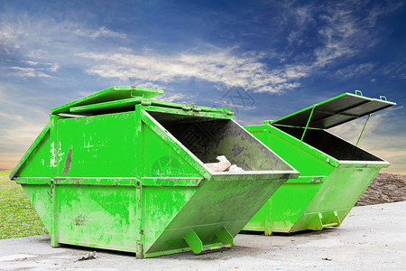 绿草蓝天背景下用于城市垃圾或工业垃圾的工业垃圾箱图片