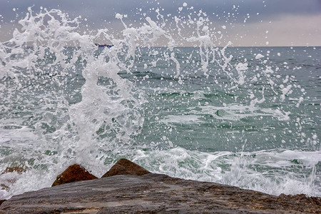 海浪拍打岩石美容喷水图片