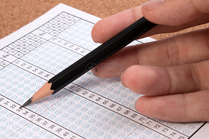填写答题卡答案纸集中在铅笔上带有空白答案的气泡答题纸桌上的多项选择答题纸空图片