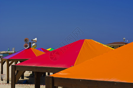 特拉维夫地中海滩上的遮阳伞以色列夏日海滩上的户外公图片