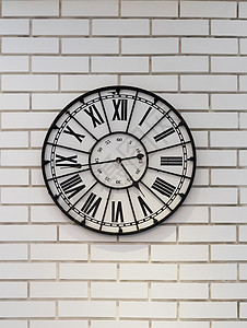 砖墙上的老式时钟图片