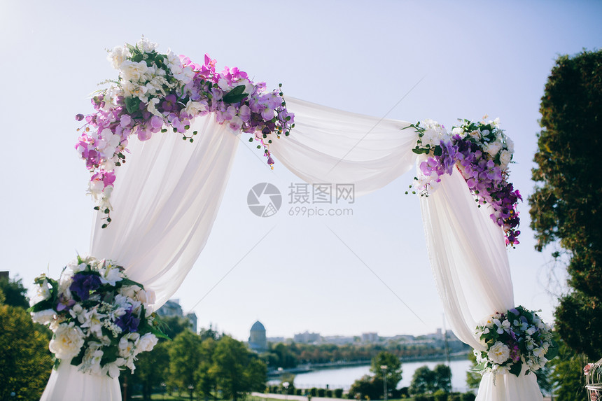 婚礼场地上放着鲜花的婚礼拱门图片