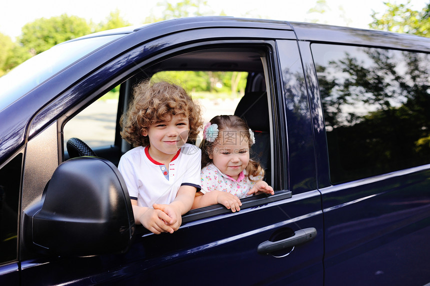 小男孩和女孩在小货车里玩耍家庭之旅Family图片