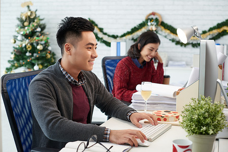 圣诞节在办公室工作的亚洲商业小组成员图片