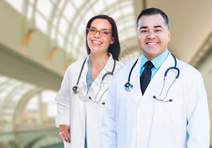 2名男女医生或护士在医院大楼图片