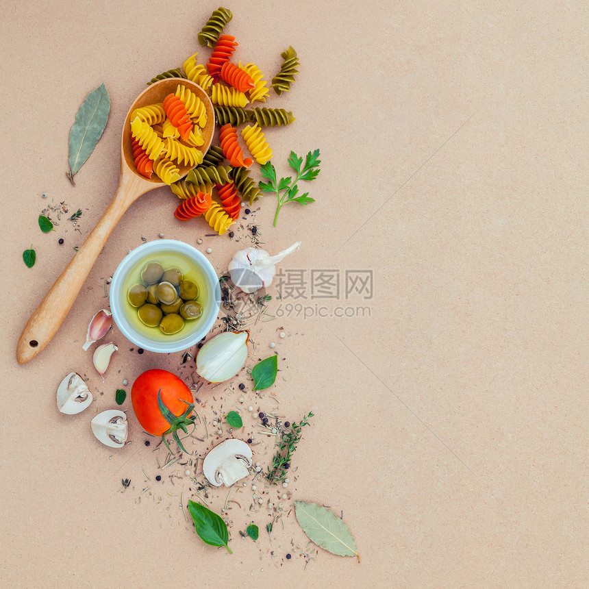 意大利食品概念面食与蔬菜橄榄油调味用香料草本迷迭香百里香欧芹和香菇图片