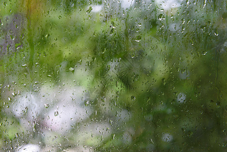 雨滴落在窗户上水滴图片