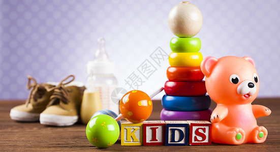 木制背景上的彩色儿童玩具图片