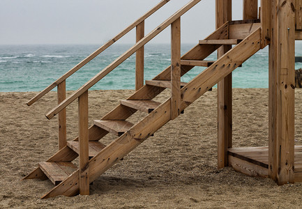 雨后海边的木梯图片