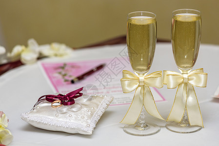 带香槟的婚礼餐具在木质光滑的桌子和图片