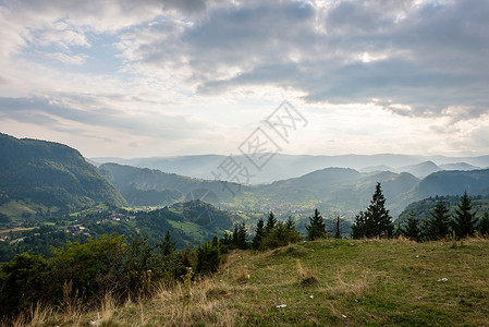 喀尔巴阡山脉的乡村风景多彩山地和图片
