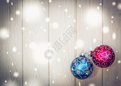 圣诞节的美丽装饰品白色的木制背景和五颜六色的圣诞装饰品圣诞快乐图片