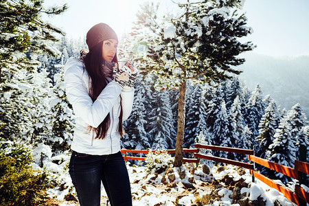 女孩在冬天的森林里喝茶寒冷的雪天风景图片