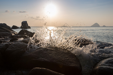 海浪冲击线撞击图片