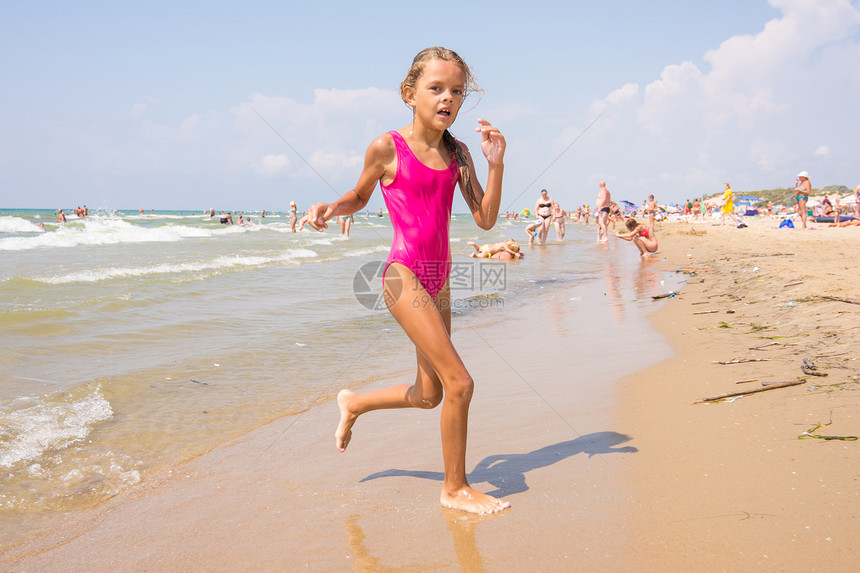 7岁女孩从海边的海