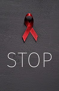 抗艾滋的红丝带和在黑暗灰色图片