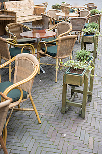 街边咖啡馆的空椅子和桌子图片