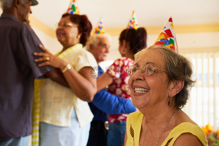 一群老朋友和家人在养老院庆祝高龄生日晚会图片