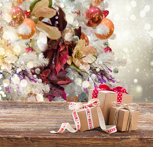 木桌上三个手工制作的礼品盒圣诞图片