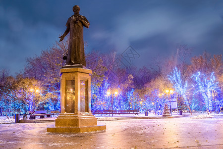 俄罗斯莫科Serpukhovskaya广场公园和圣诞灯光装饰图片