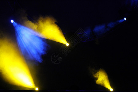 音乐会舞台上的蓝色和黄色图片