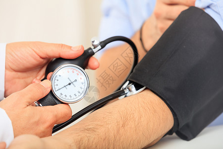 测量病人血压的图片