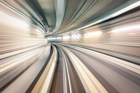 地铁廊道中轨道模糊的地铁下隧道图片