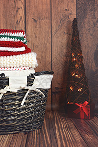 成堆折叠的红色白色和绿色圣诞衣服图片