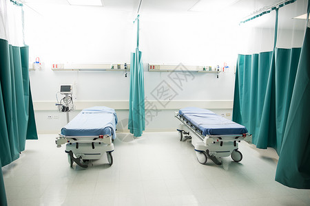 医院急诊室几张空床的图片