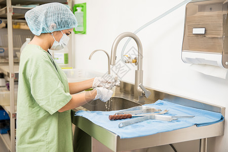 一名年轻妇女在医院清洗和消毒医疗器械的概貌图片