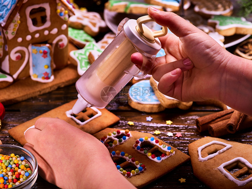 姜饼屋由儿童手工制作圣诞假期的甜蜜课程圣诞派对前的儿童手工艺品用于食谱和大师班的幼稚烹饪图片