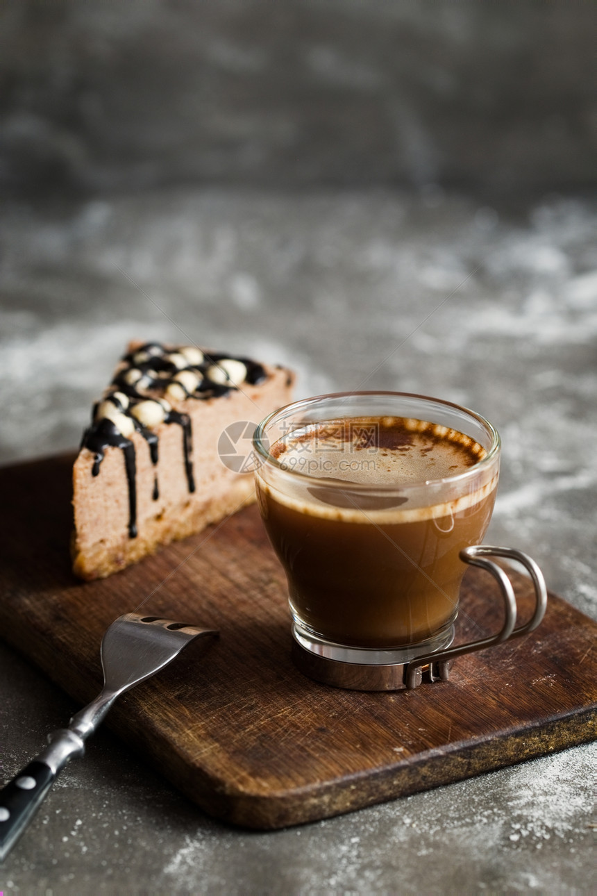 热咖啡和巧克力慕斯蛋糕图片