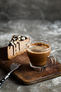 热咖啡和巧克力慕斯蛋糕图片