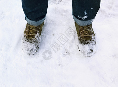 男人的脚和鞋子在雪地里冬季图片