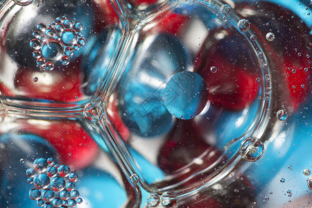 彩色珠子上的油和水中的气泡图片