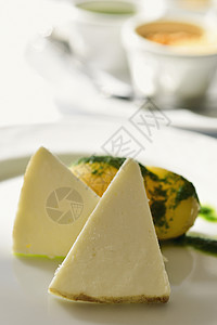西班牙Fuerteventura的几块主要奶酪放在一张白陶瓷图片