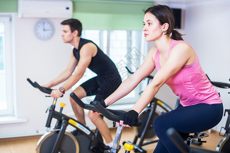 集体训练在健身房骑自行车的人图片