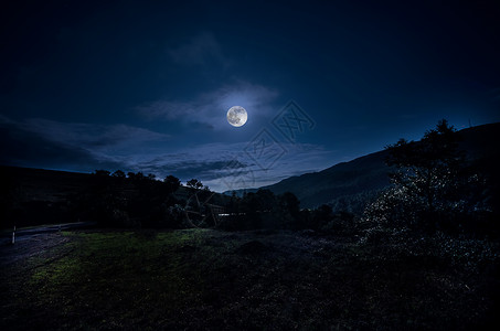 明亮的魔法月亮的美丽的夜景图片